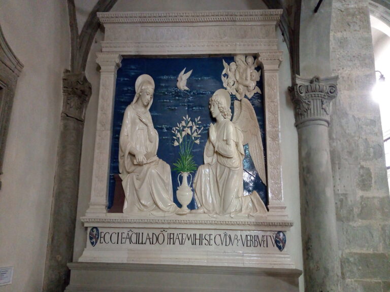 L'Annunciazione di Andrea della Robbia, uno dei capolavori dell'artista.