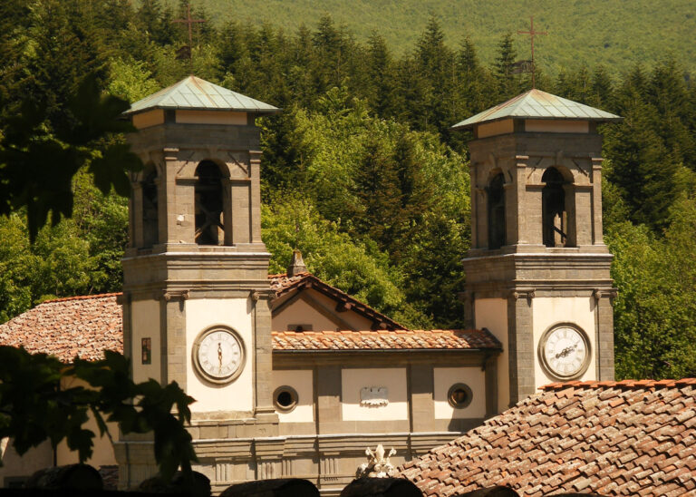 Chiesa dell'Eremo, la cui facciata risale al 1713. La Chiesa venne edificata nel luogo del primitivo oratorio dedicato alla Trasfigurazione di Gesù.