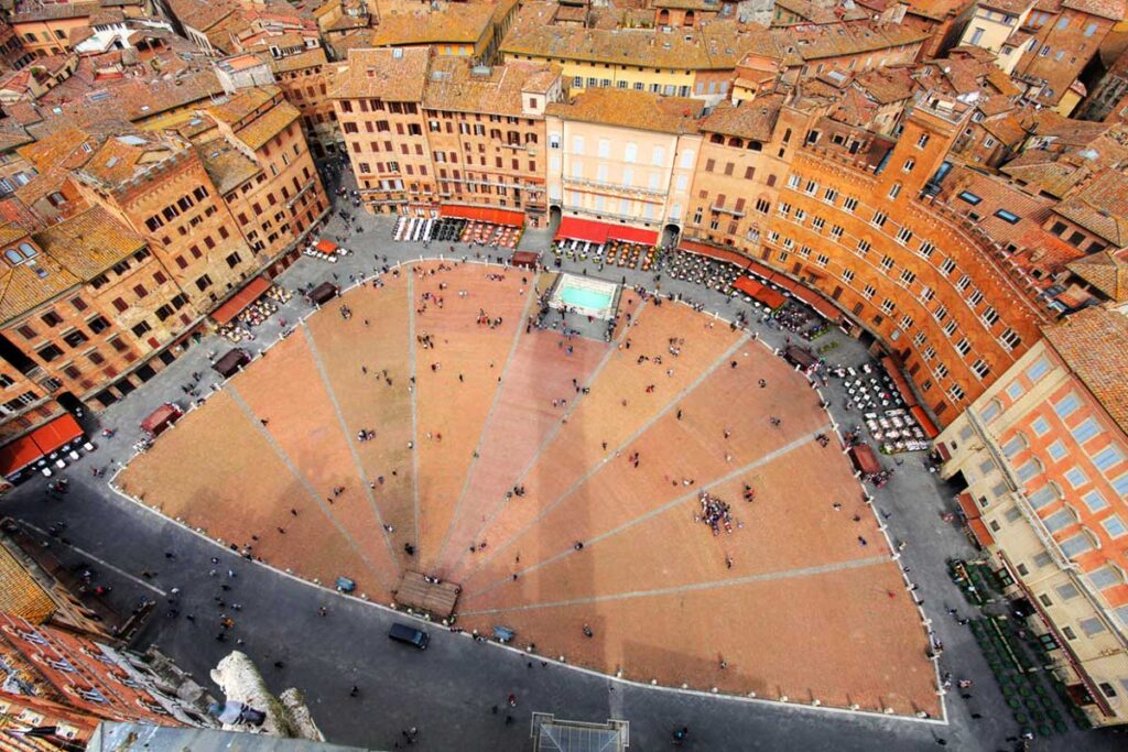 Tour guidati di Siena e dintorni: Piazza del Campo, cuore pulsante della città.
